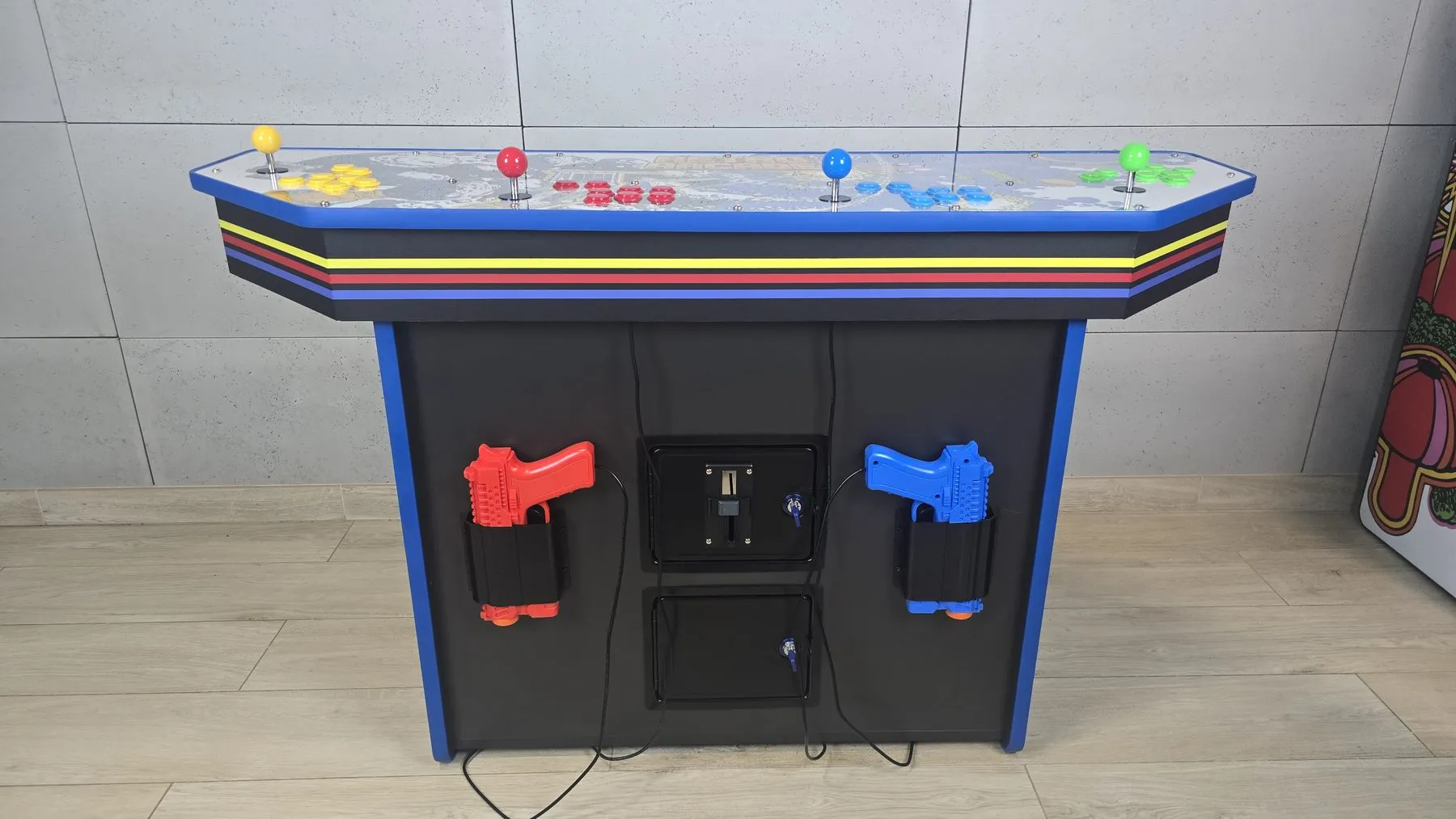 Panel sterowania automatu arcade z bliska
