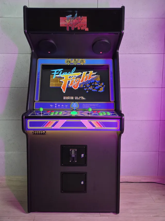 Automat Final Fight — czarna szafa z neonowym podświetleniem