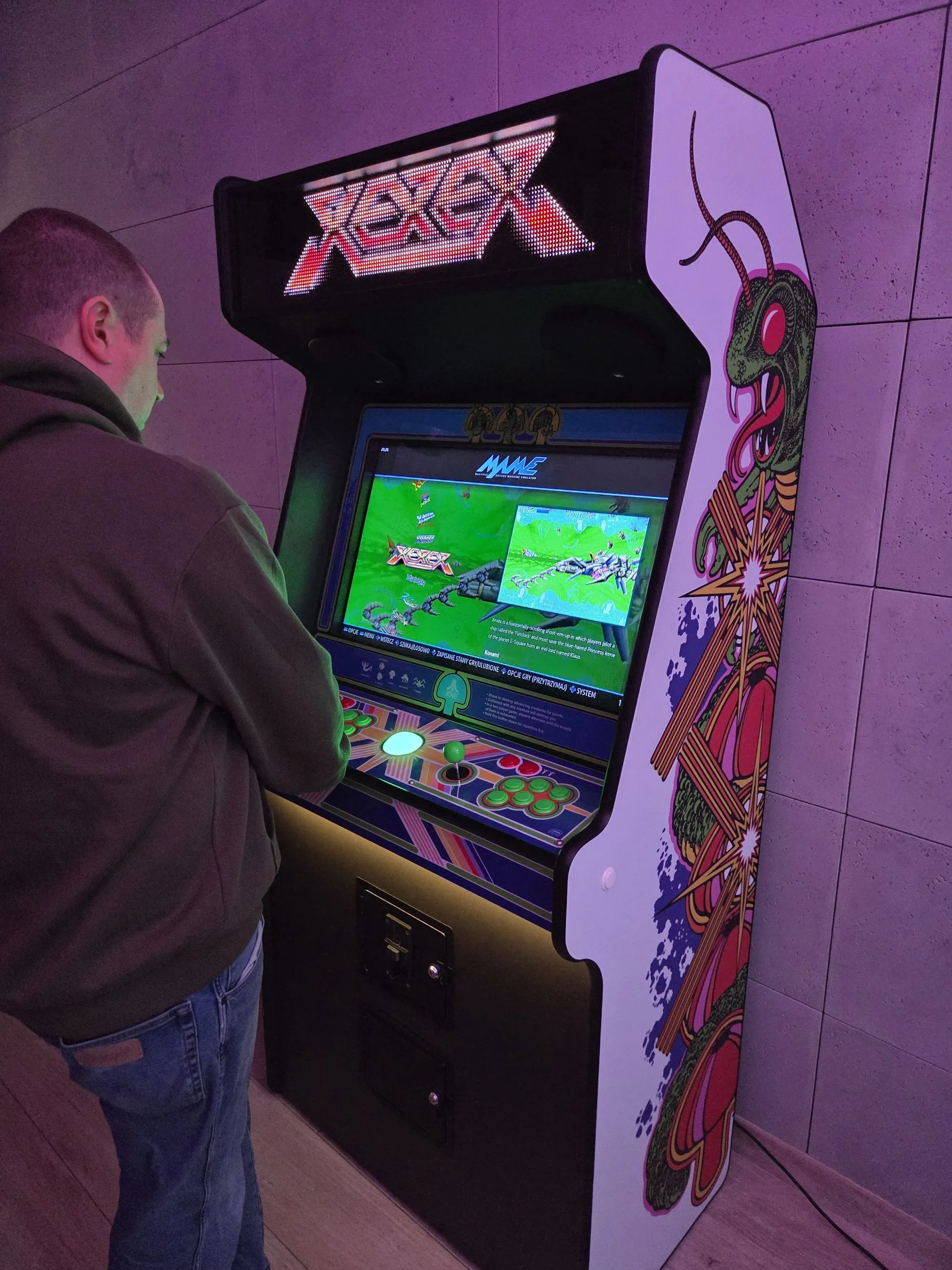 Rozgrywka na automacie arcade z autorską okleiną