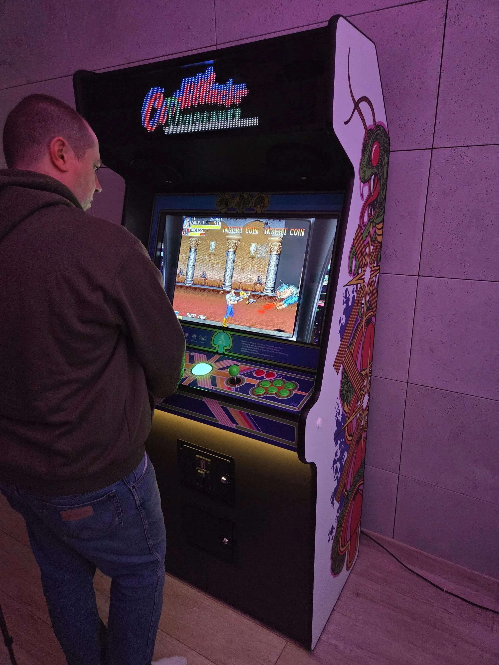 Ekran automatu arcade z uruchomioną grą retro