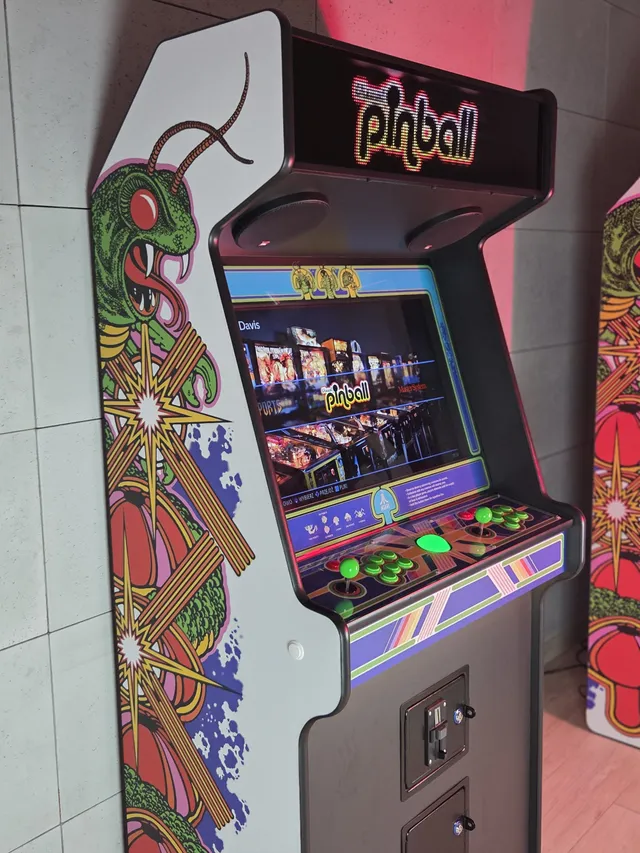 Biała szafa z autorską okleiną — tryb pinball