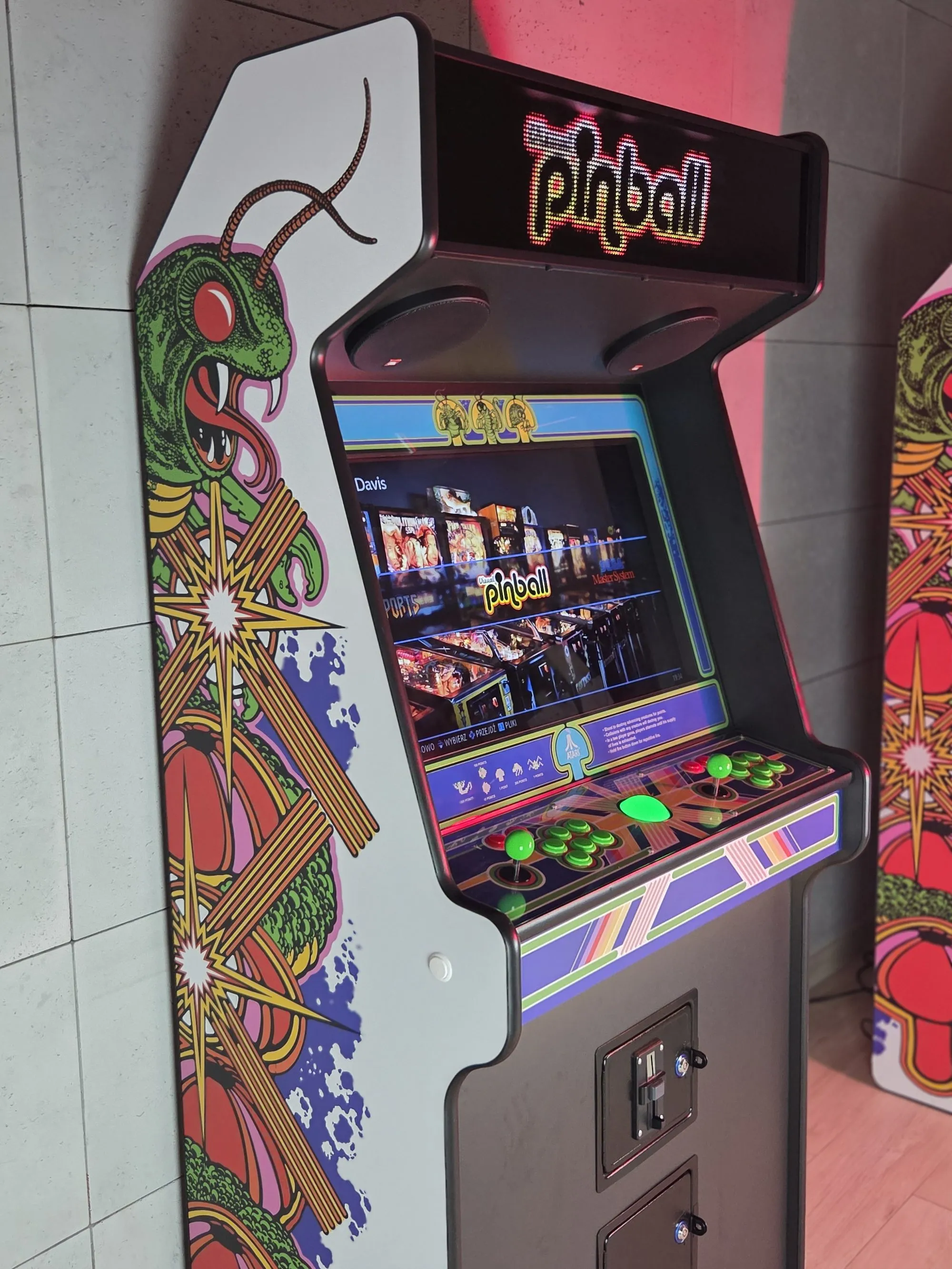 Przyciski do pinballa na panelu automatu arcade