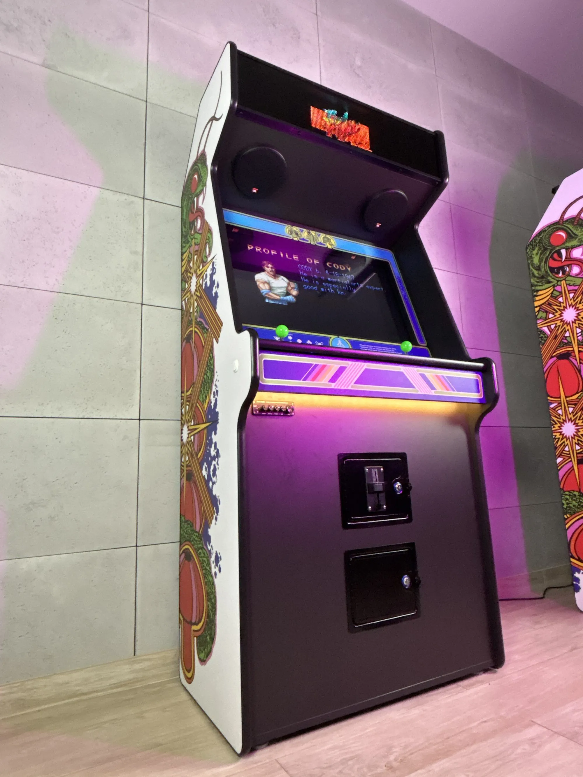 Biała szafa arcade w stylu retro, widok z boku